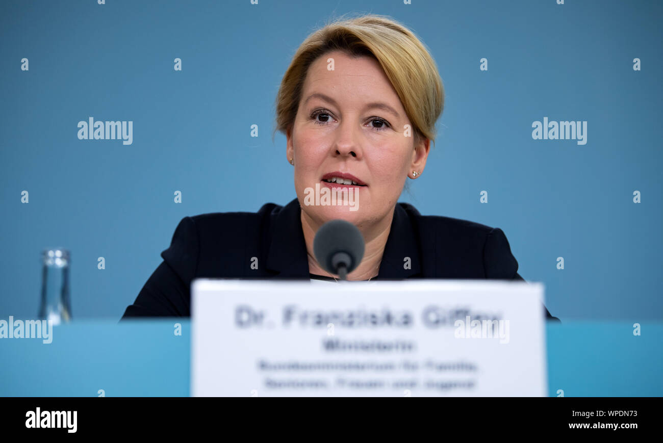 09 September 2019, Berlin: Franziska Giffey (SPD), Bundesministerin für Familie, gibt eine Pressekonferenz im Bundesministerium für Familien, Senioren, Frauen und Jugend. Sie stellte Aktuelle Umfrageergebnisse auf die Frage, was die Bevölkerung von der Familienpolitik erwartet. Die Ergebnisse sollten Informationen darüber, ob und wie gut die Familienpolitik entspricht den Erwartungen der Bevölkerung und der Familien. Foto: Bernd von Jutrczenka/dpa Stockfoto