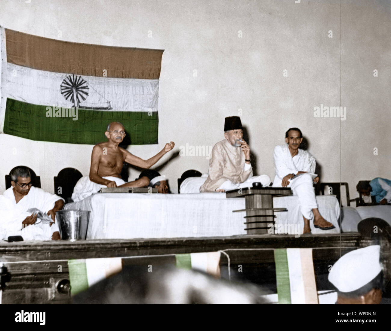 Mahatma Gandhi mit Maulana Abul Kalam Azad, Acharya Kripalani, Mumbai, Indien, Asien, 6. Juli 1946 Stockfoto