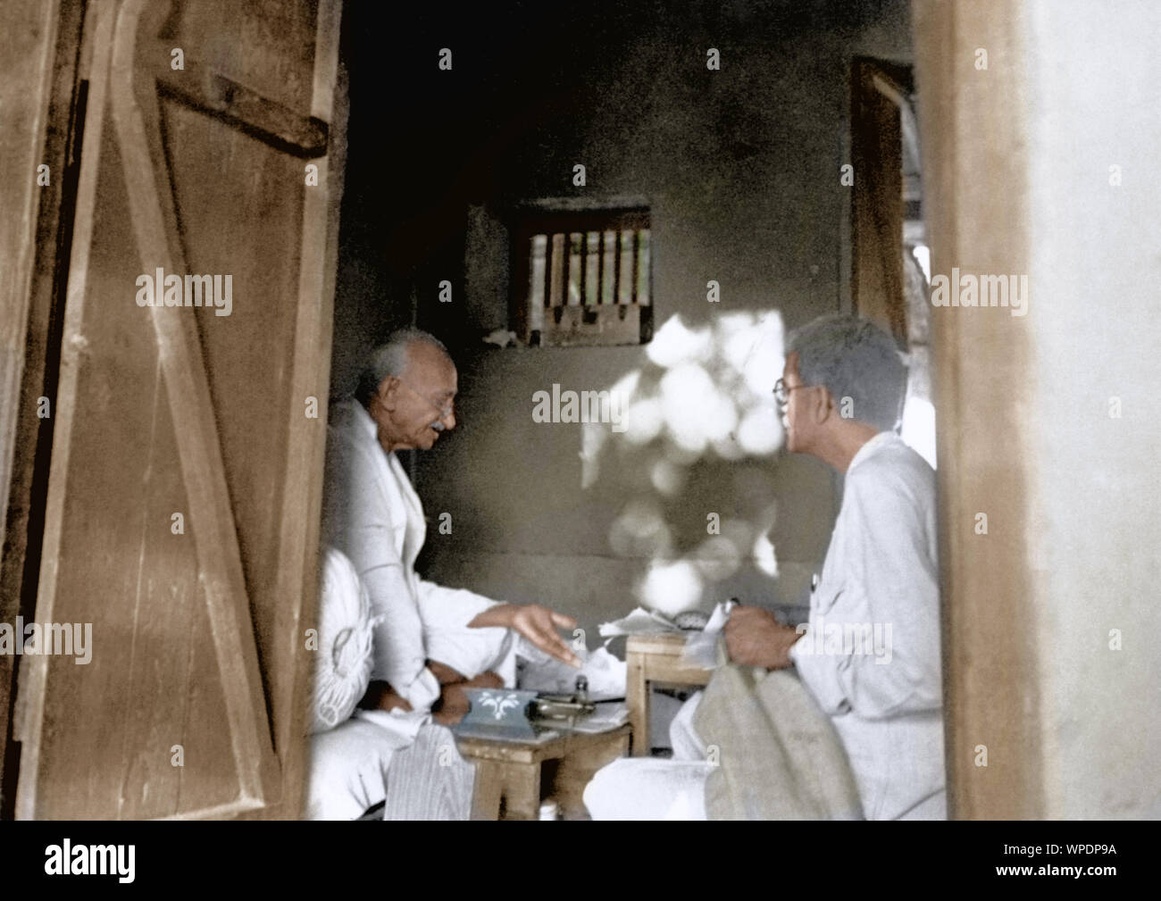 Mahatma Gandhi in seiner Hütte, Wardha, Maharashtra, Indien, Asien, Januar 1946 Stockfoto