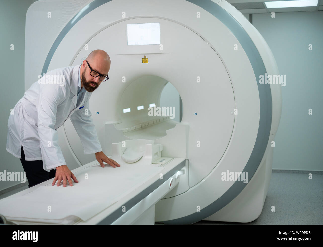 Arzt Vorbereitung MRT-Scanner in einem Krankenhaus Stockfoto