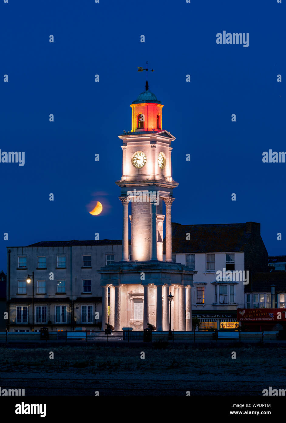 Die 2019 Partielle Mondfinsternis am Herne Bay Clock Tower an der Küste von Kent. Stockfoto