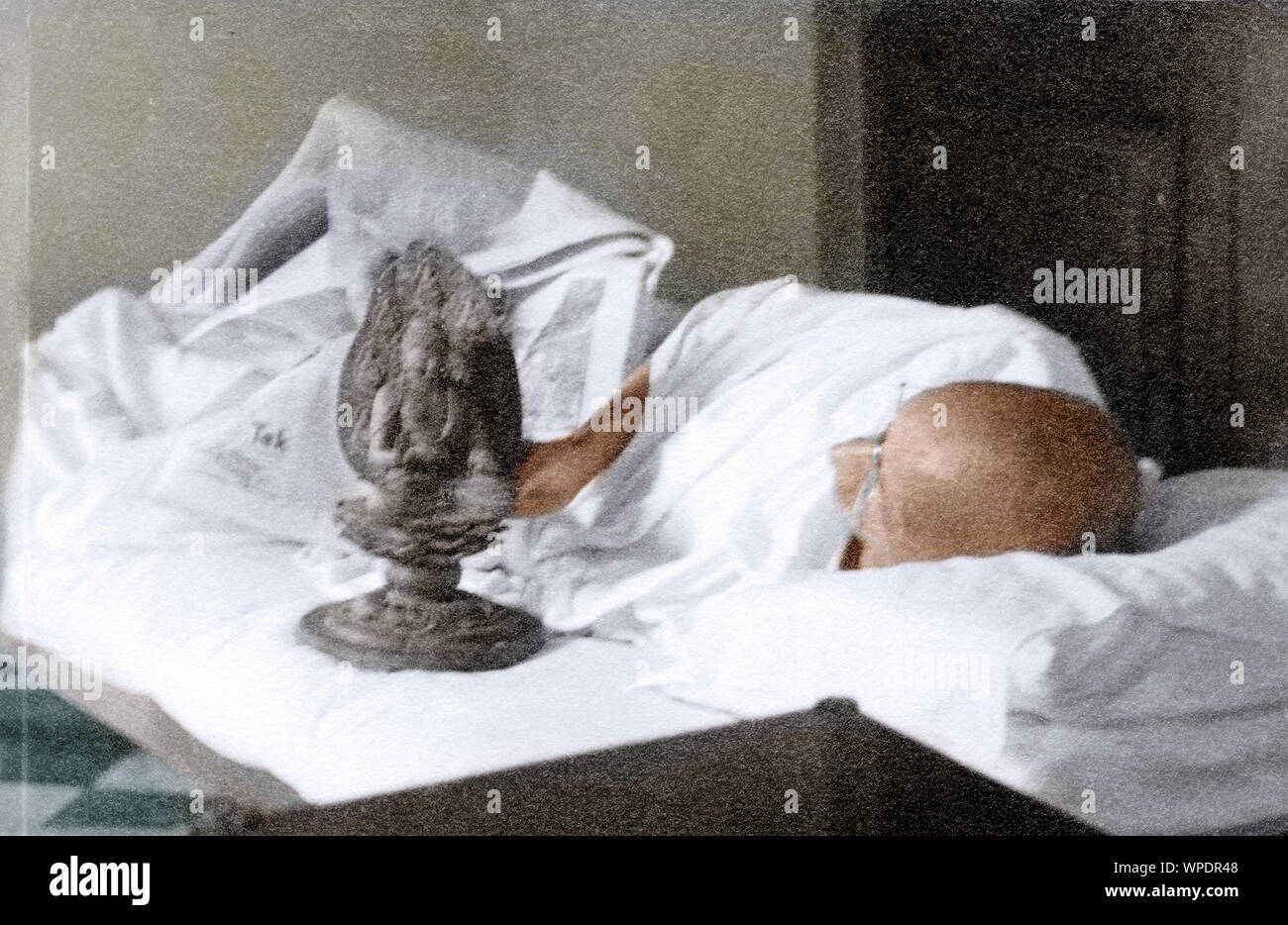 Mahatma Gandhi Schlafen neben einem Idol von Buddha, Indien, Asien, 1946 Stockfoto