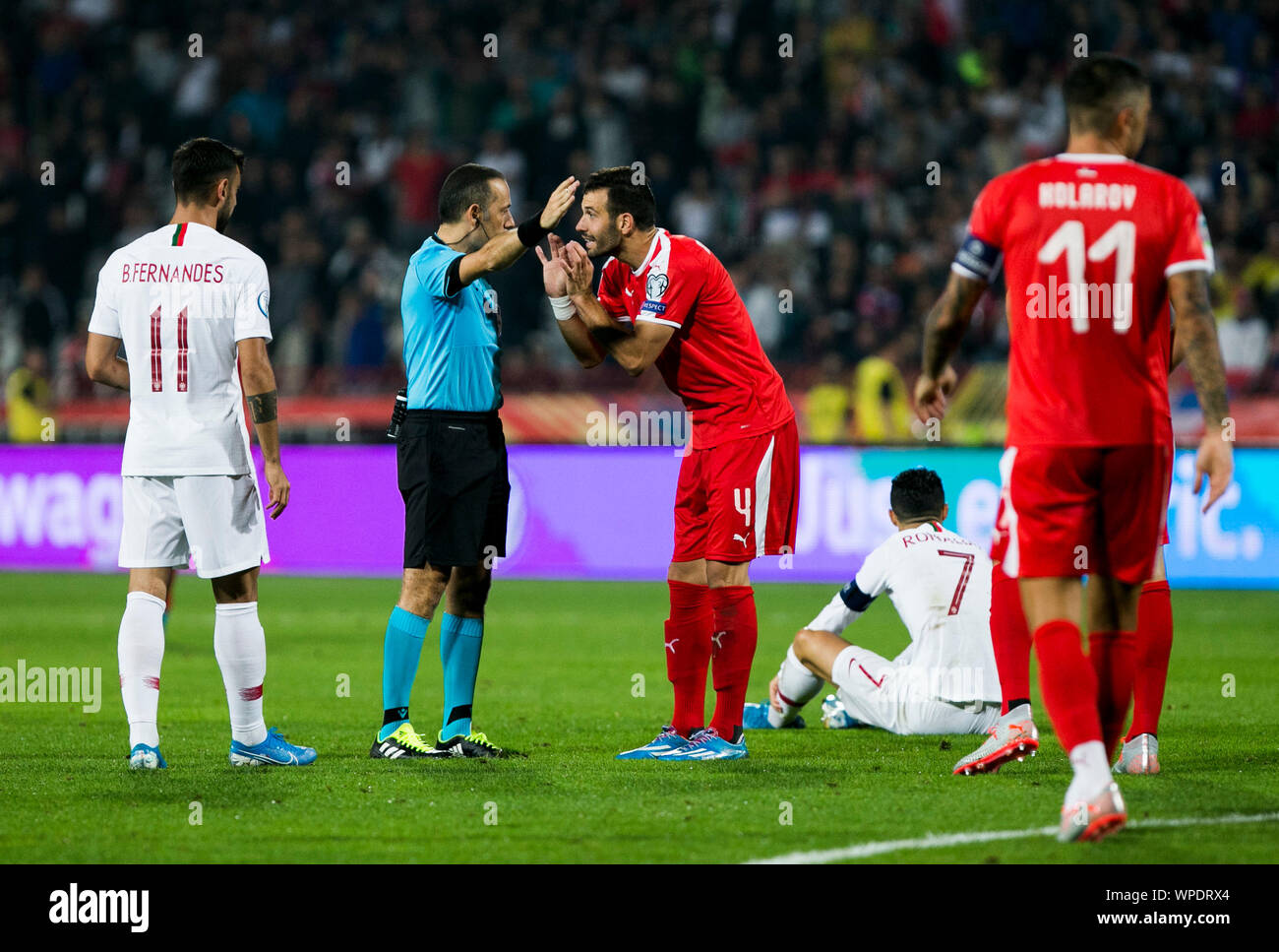 Luka Milivojevic zählte von Serbien spricht mit Schiedsrichter CŸneyt" akõr der TUR Stockfoto