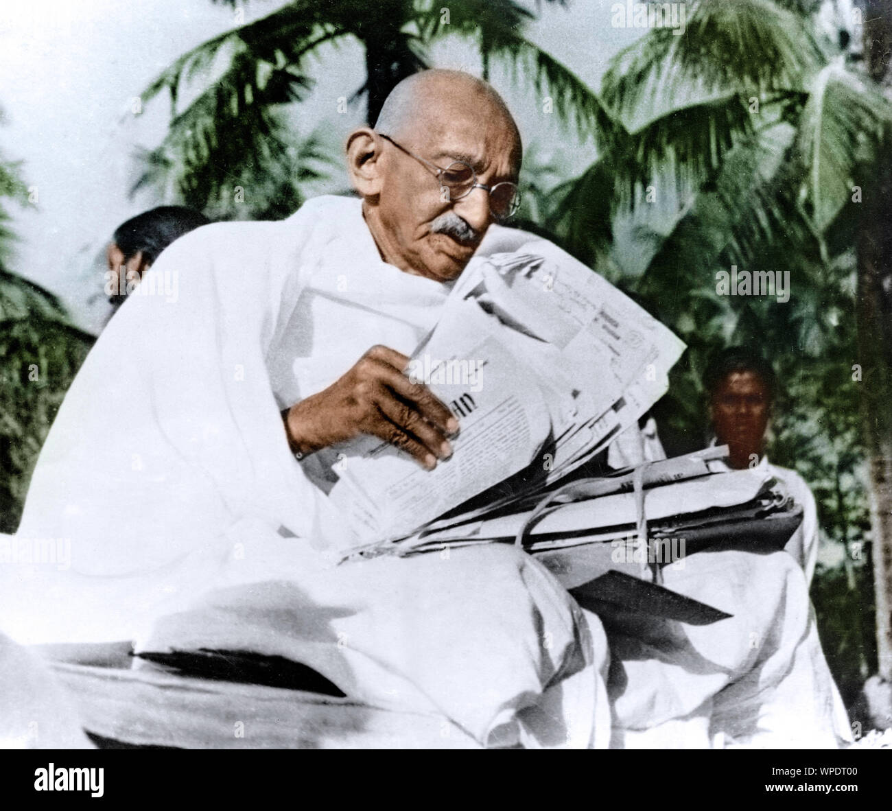 Mahatma Gandhi lesen Papiere während eines Besuchs in Noakhali, Bangladesch, Asien, November 1946 Stockfoto