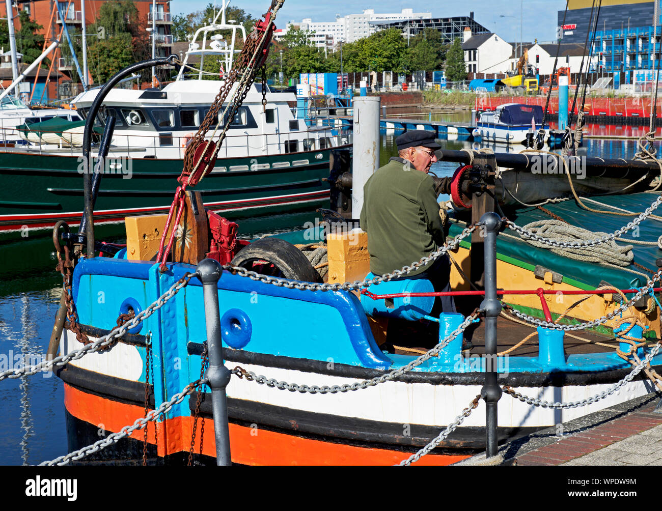 Ältere Menschen sitzen auf bunten Boot in der Marina, Hull, East Yorkshire, England, Großbritannien Stockfoto
