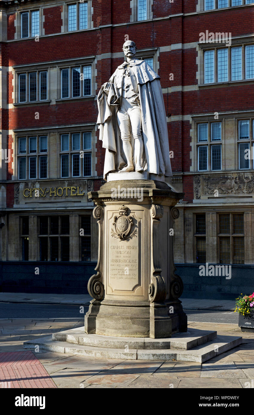 Statue von Charles Henry Wilson, ehemaliger MP, Wohltäter und Reederei Eigentümer, Alfred Gelder Straße, Hull, East Yorkshire, England, UK. Stockfoto