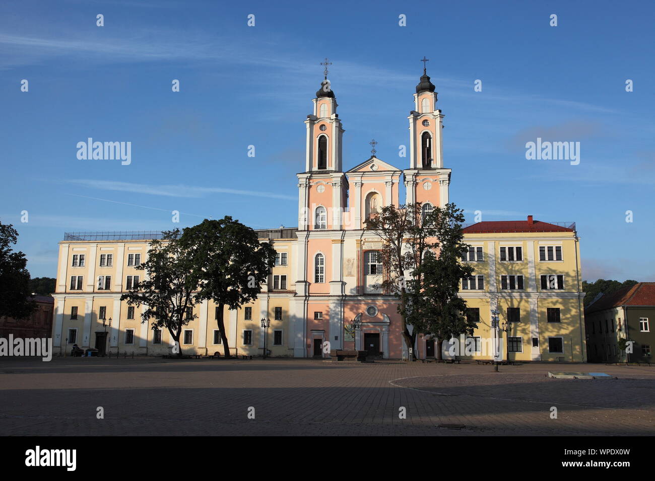 St. Francis Xavier Kirche und Kloster auf dem Hauptplatz von Kaunas, Litauen; mit Twin Towers zwischen 1666 & 1720 Stockfoto