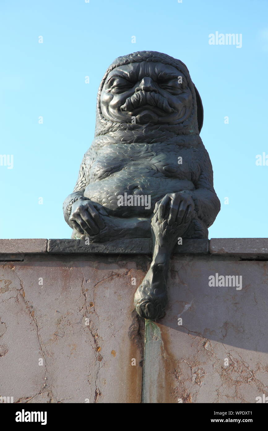 Skulptur von Humpty Dumpty auf eine Unterführung an der Wand in Kaunas, Litauen Stockfoto