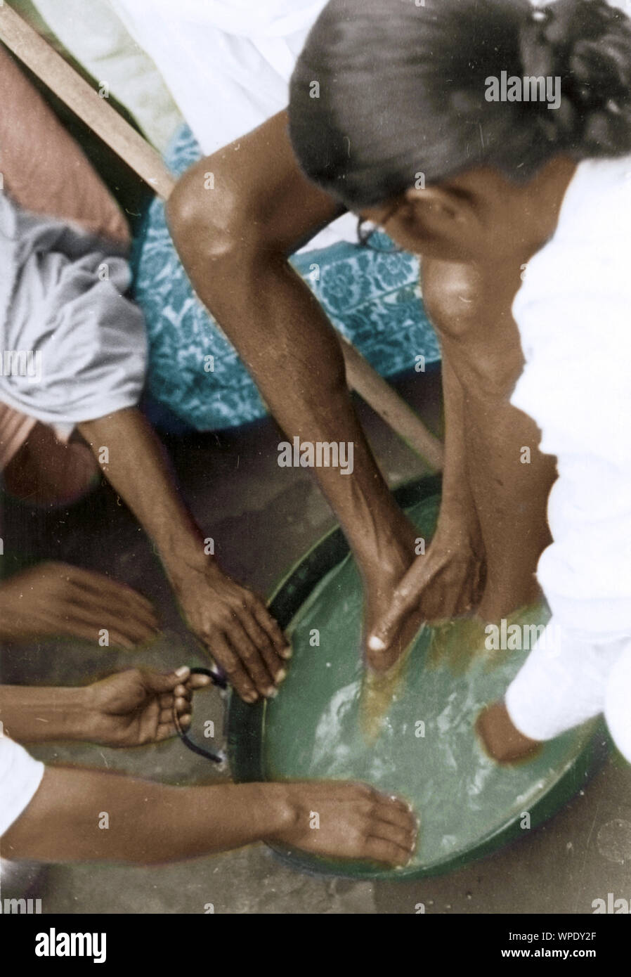 Waschen Mahatma Gandhi Füße nach Wandern, East Bengal, Indien, Asien, Januar 1947 Stockfoto