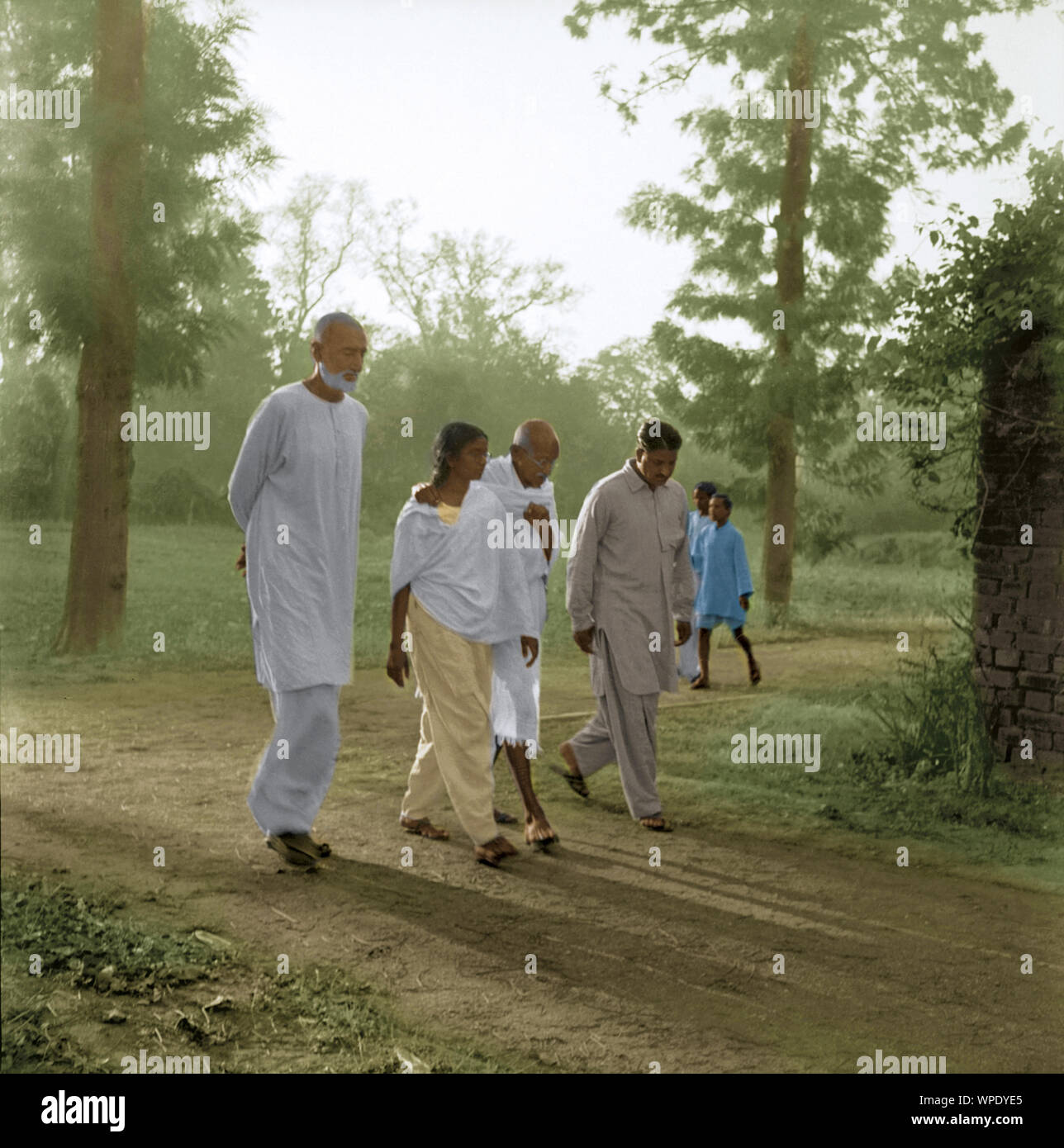 Mahatma Gandhi bei einem Spaziergang mit Manu Gandhi, Abdul Ghaffar Khan, Bihar, Indien, Asien, März 1947, altes Bild des Jahrgangs 1900s Stockfoto