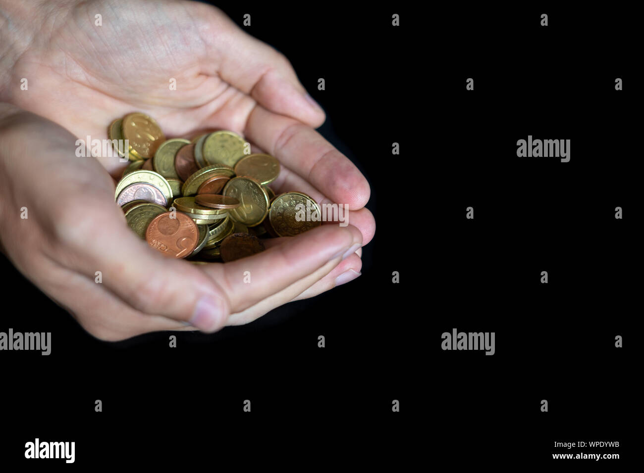 Mann mit Münzen mit beiden Händen zusammen. Euro Geld. Stockfoto