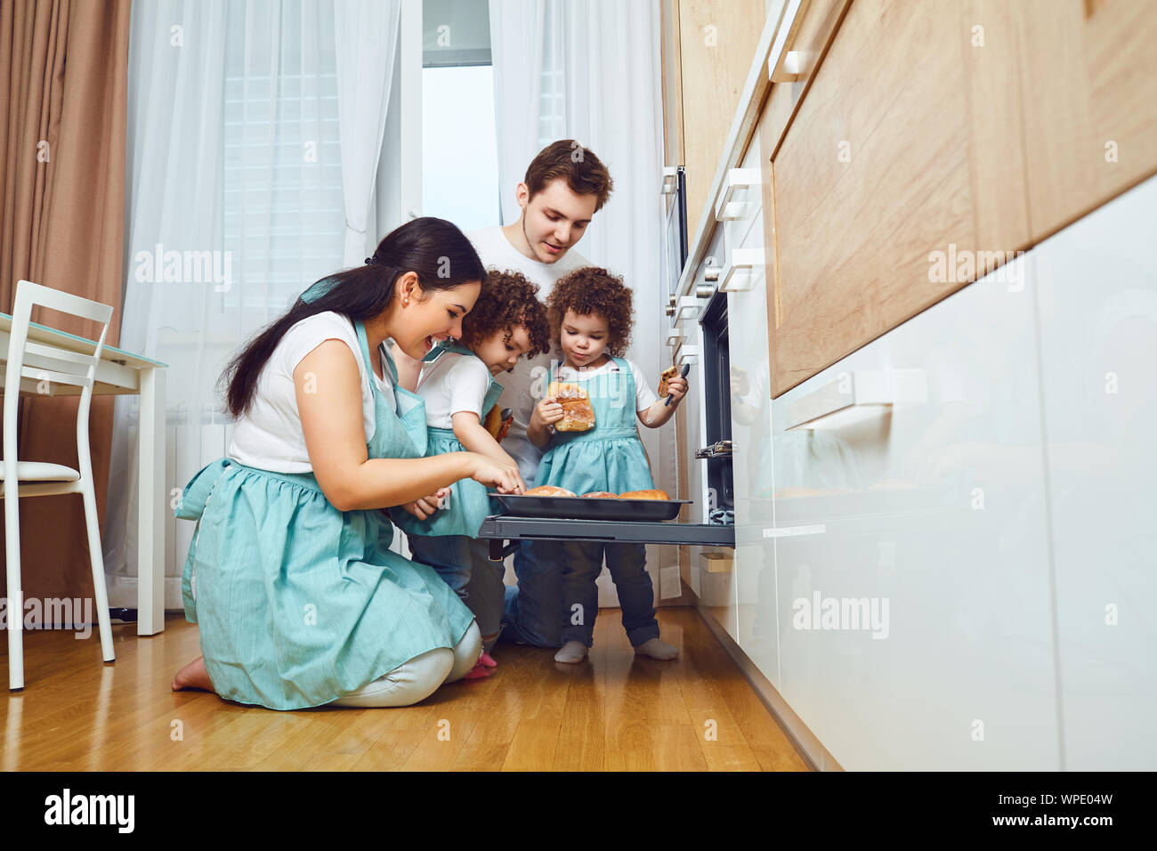 Glückliche Familie backt in der Küche Stockfoto