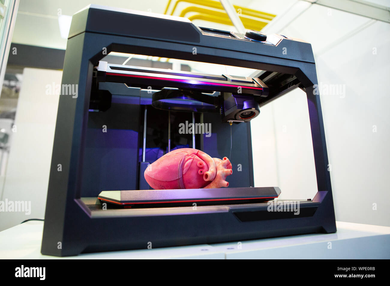 3D-Drucker, der mit einem menschlichen Herzen gedruckt Stockfoto