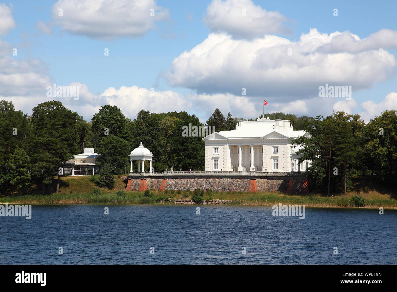 Die litauischen Ministerpräsidenten Sommer Residenz am See Galve in Trakai, Litauen Stockfoto
