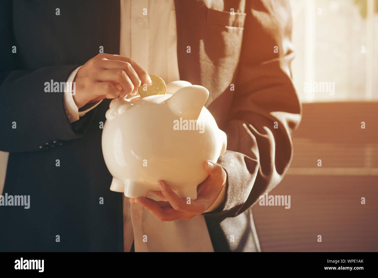 Close up Business weibliche Hand Münze in piggy Bank Stockfoto