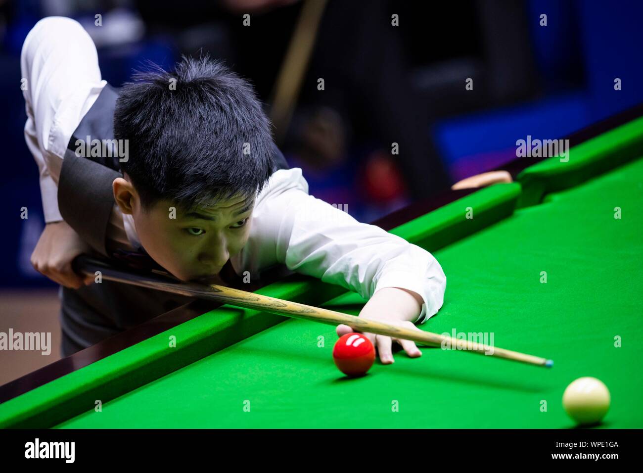 Chinesische professional Snooker player Wu Haotian spielt einen Schuß