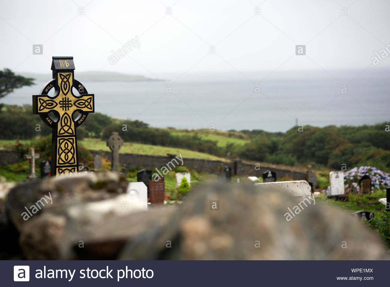 Ein keltenkreuz auf einem Friedhof im Westen Irlands Stockfoto