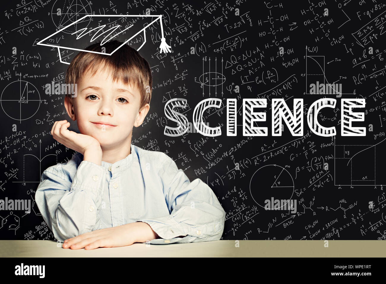 Lernen Wissenschaft. Clever student Kind auf blackboard Hintergrund mit Formeln. Schule Konzept Stockfoto