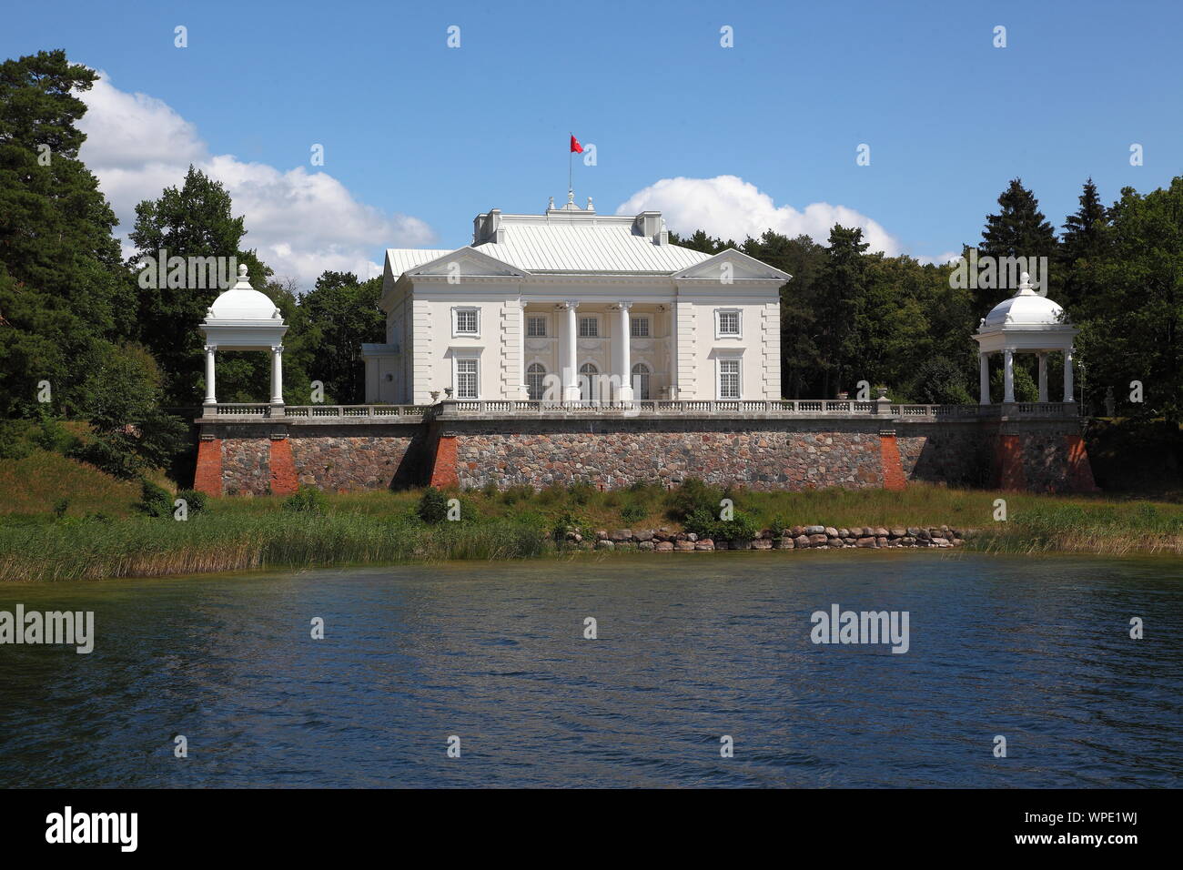 Die litauischen Ministerpräsidenten Sommer Residenz am See Galve in Trakai, Litauen Stockfoto