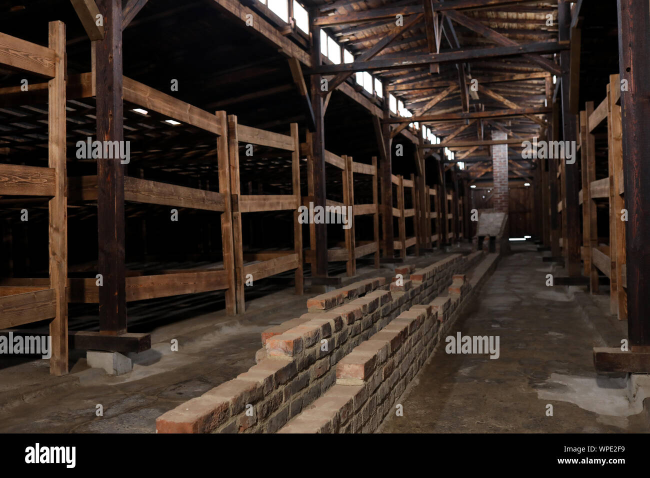 Auschwitz Birkenau, Polen vom 27. Januar 2019: Teil des KZ Auschwitz Holocaust Memorial Museum, Baracke innere Arbeit macht frei, winter Stockfoto