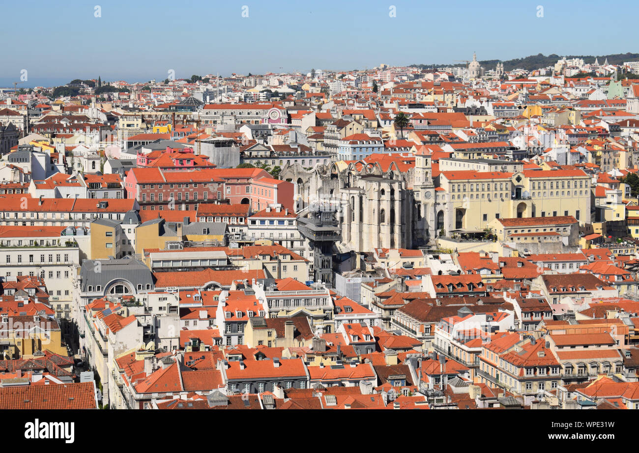 Aa Luftaufnahme von Lissabon, Portugal, einschließlich der Baixa mit dem Aufzug Santa Justa in die Mitte des Bildes. Von Castilo Sao Jorge genommen Stockfoto