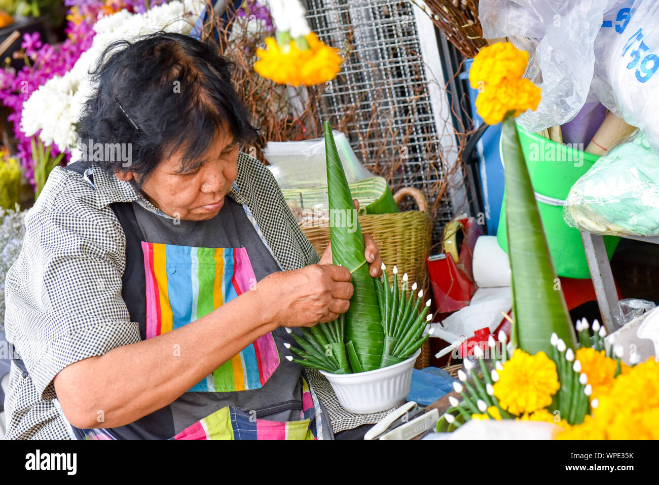 Alte Dame, Blumenarrangements, Chiang Mai Stockfoto