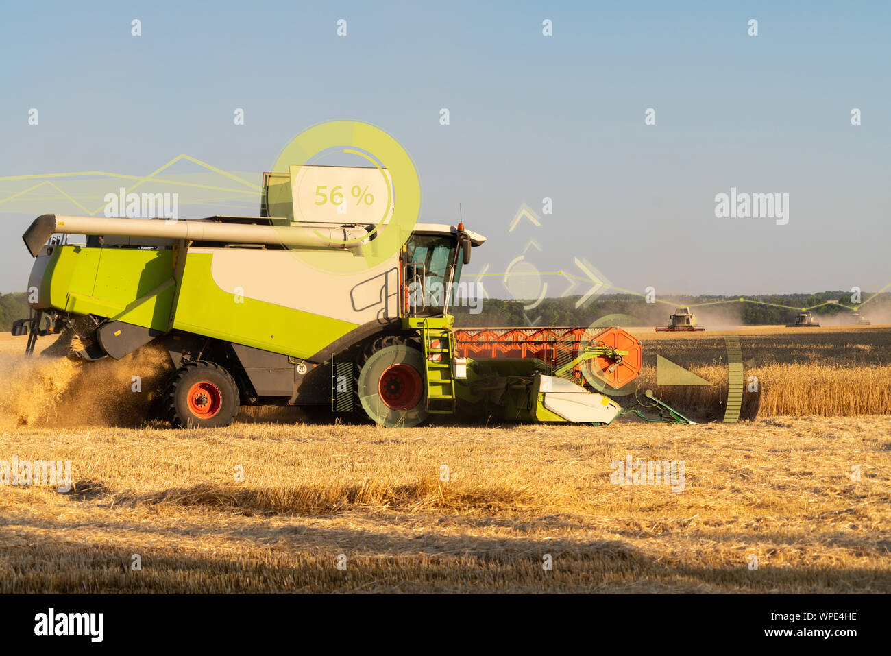 Eine moderne Mähdrescher ernten Weizen mit einem Head-up-Display und das Internet der Dinge in der Landwirtschaft. Stockfoto