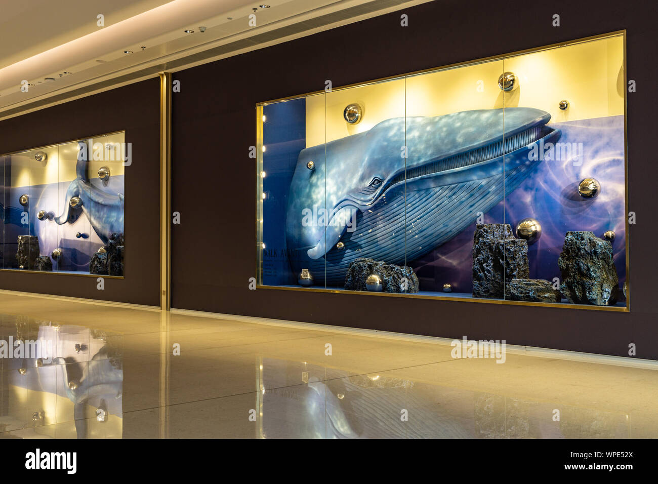 Innenausstattung mit lebensgroßen Blauwal am oberen Ende Shopping mall Shenzhen, China Stockfoto