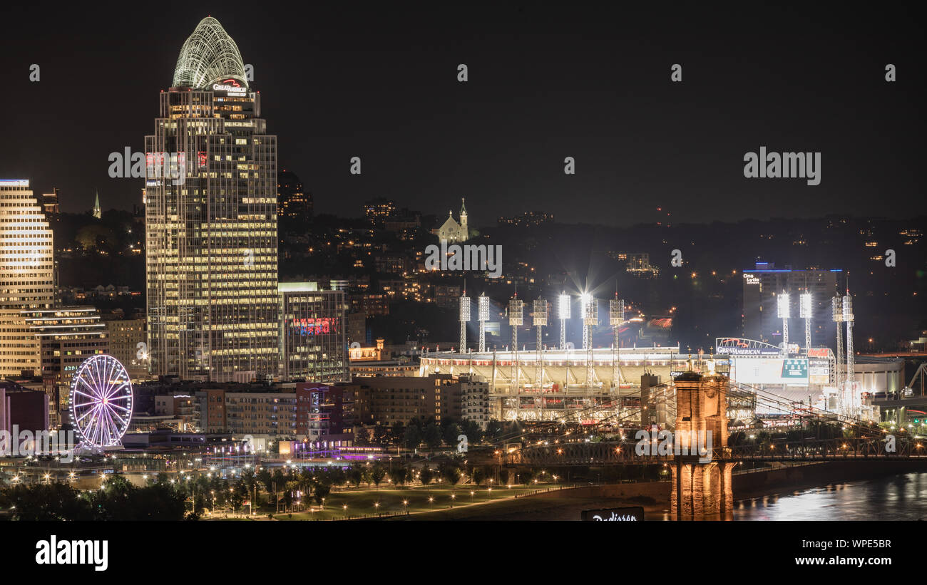 Ballspiel läuft über den Fluss in Cincinnati. Stockfoto