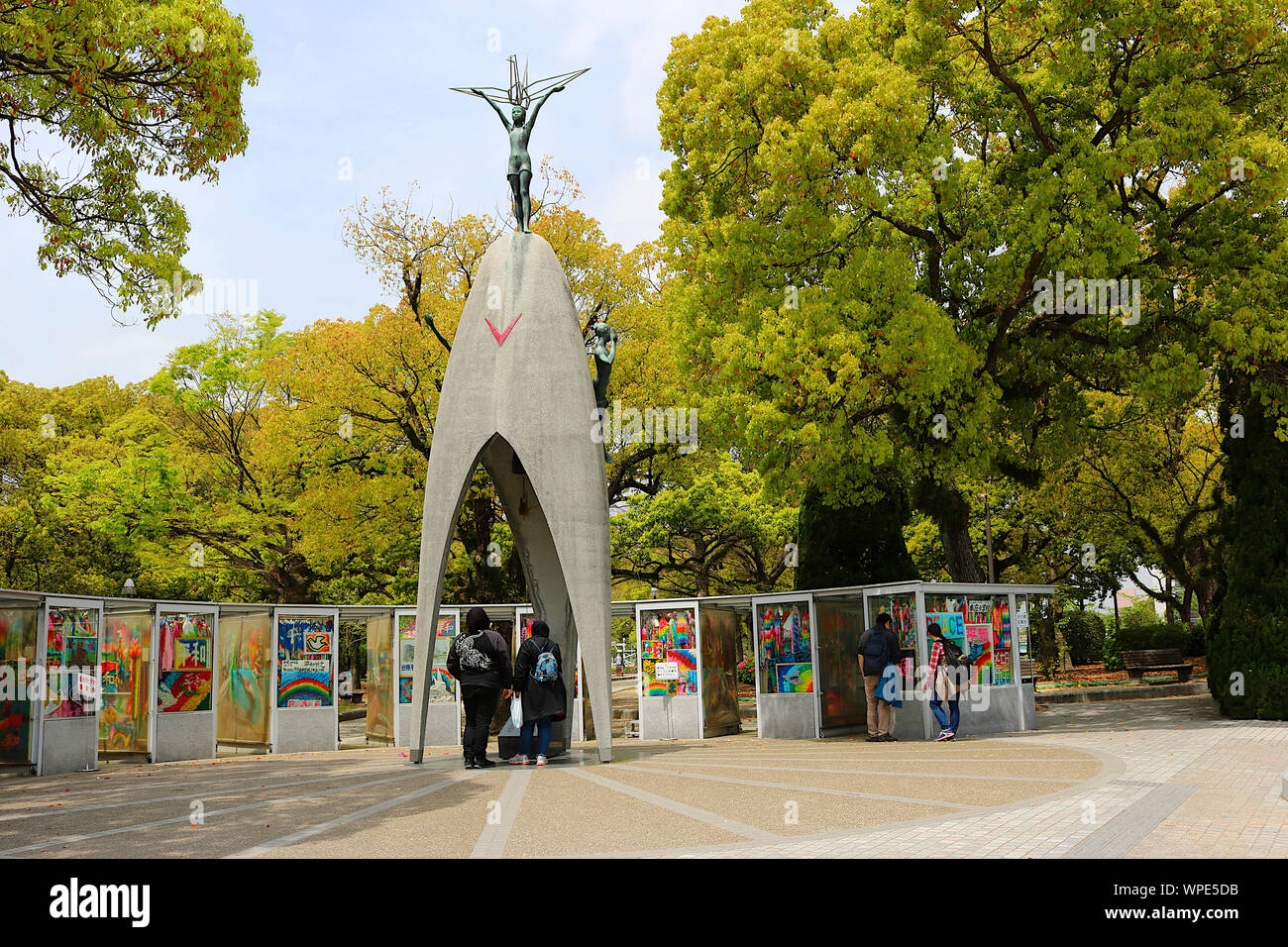 Hiroshima, Japan - 16. April 2018: Peace Monument in Peace Memorial Park. Es ist für die Gedenkstätte für Kinder von Atombombe enthalten. Stockfoto