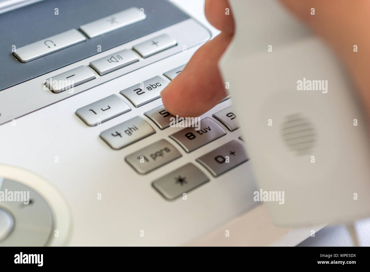 Wahlen Sie Die Nummer Auf Dem Telefon Im Buro Stockfotografie Alamy