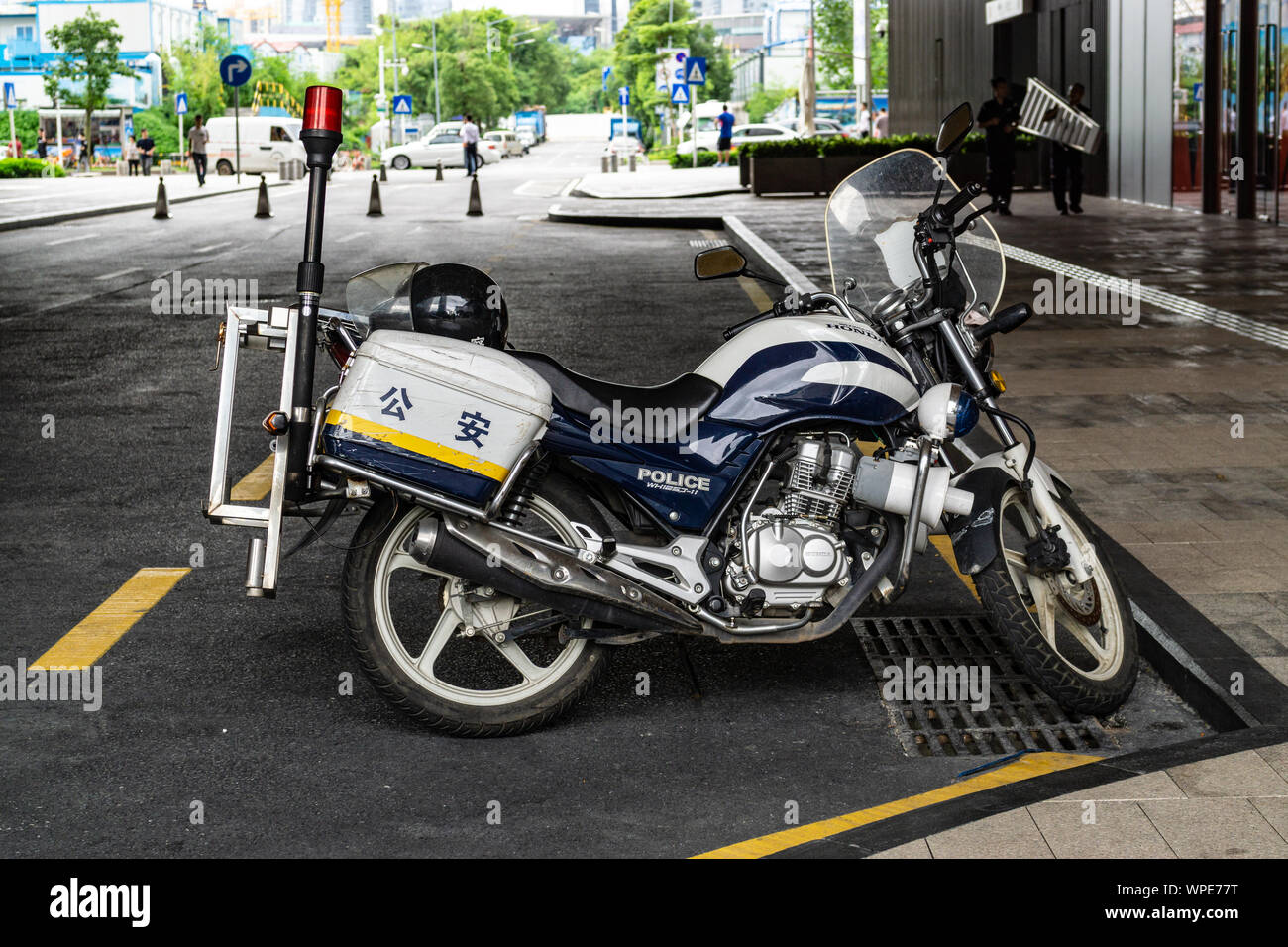 Die chinesische Polizei Motorrad geparkt auf Straße in Shenzhen, China Stockfoto