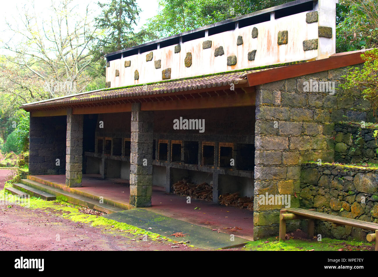 Öffentliche Grills in einem Park in Ponta Delgada, Azoren Stockfoto