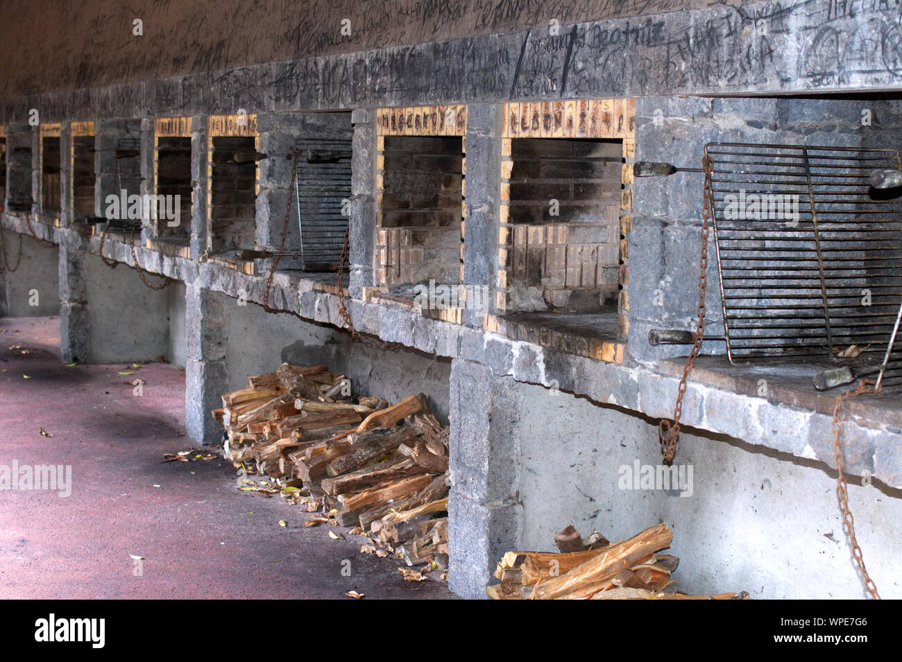 Öffentliche Grills in einem Park in Ponta Delgada, Azoren Stockfoto