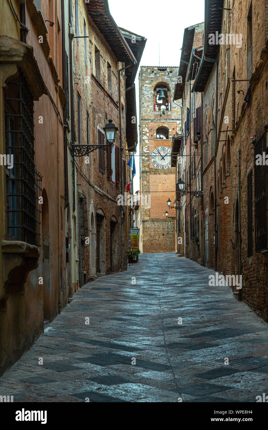 Enge Gasse mit Uhrturm, Colle Val d'Elsa. toskana, Italien Stockfoto