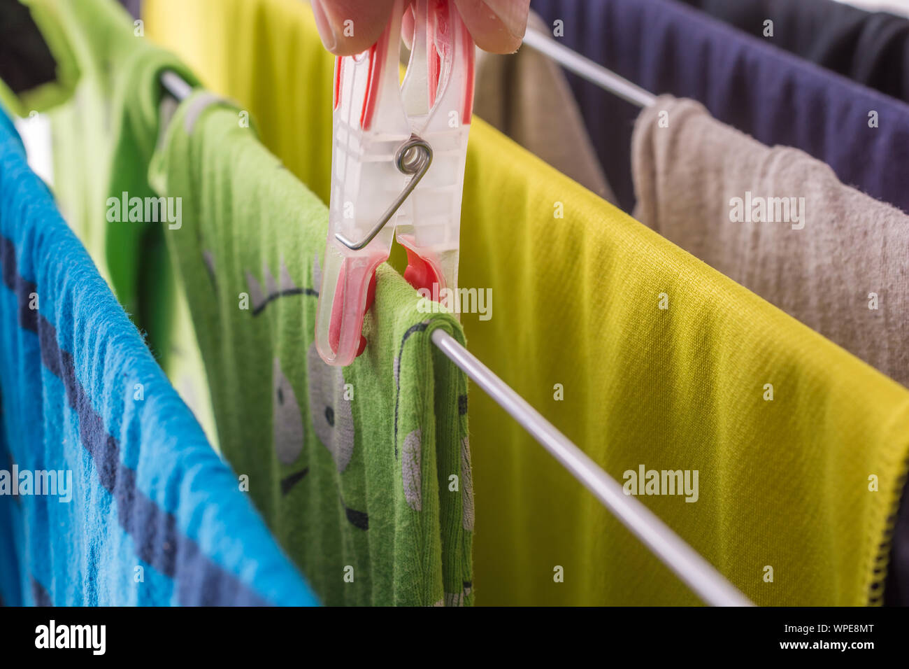 Die Wäsche wird im Haushalt auf einem Wäscheständer aufgehängt Stockfoto