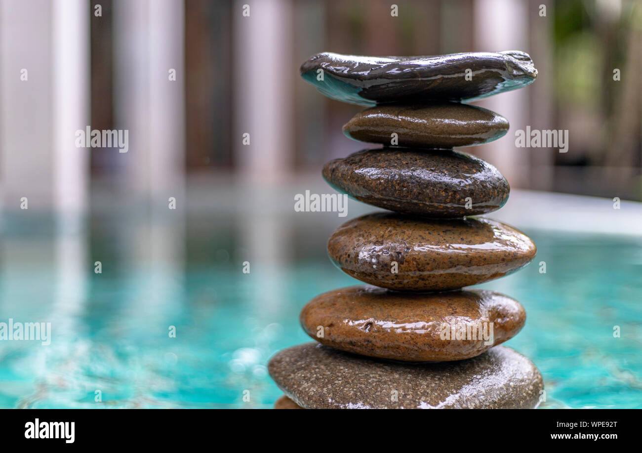 Flache Steine im Gleichgewicht Stockfoto
