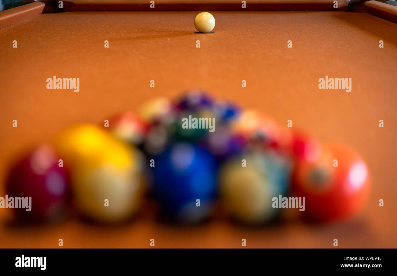 Weiße Kugel im Fokus auf pooltable Stockfoto