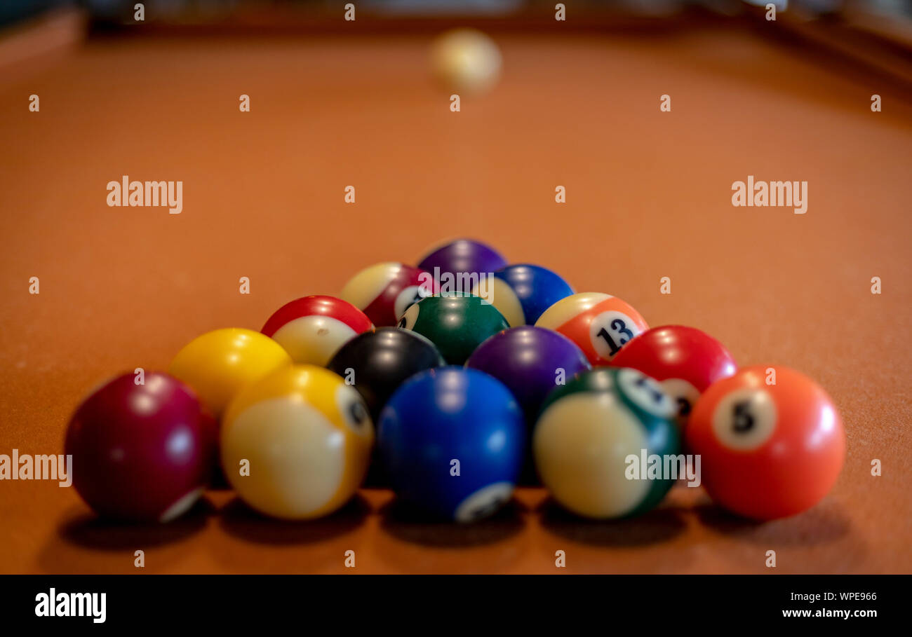 Kugeln auf Billardtisch Stockfoto