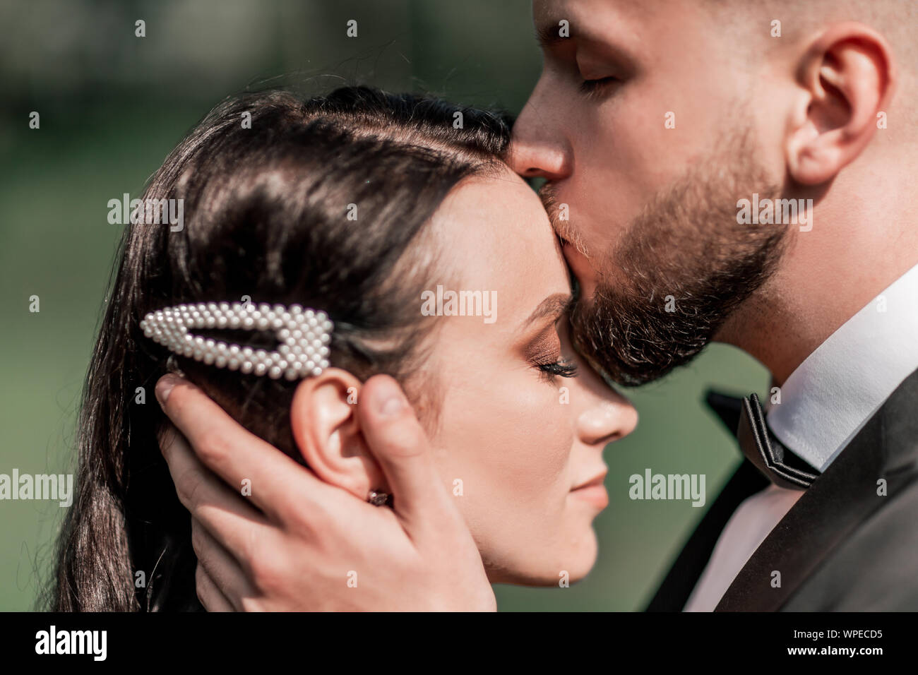Bis zu schließen. der Bräutigam seine Braut küssen. Stockfoto