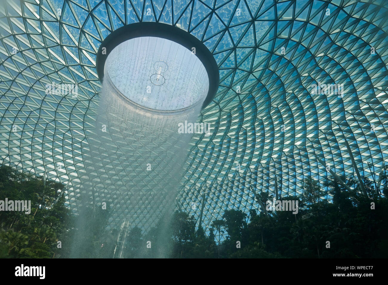 Die erstaunliche Regen Wirbel innerhalb der Juwel Einzelhandel Einkaufszentrum am Changi Airport Stockfoto