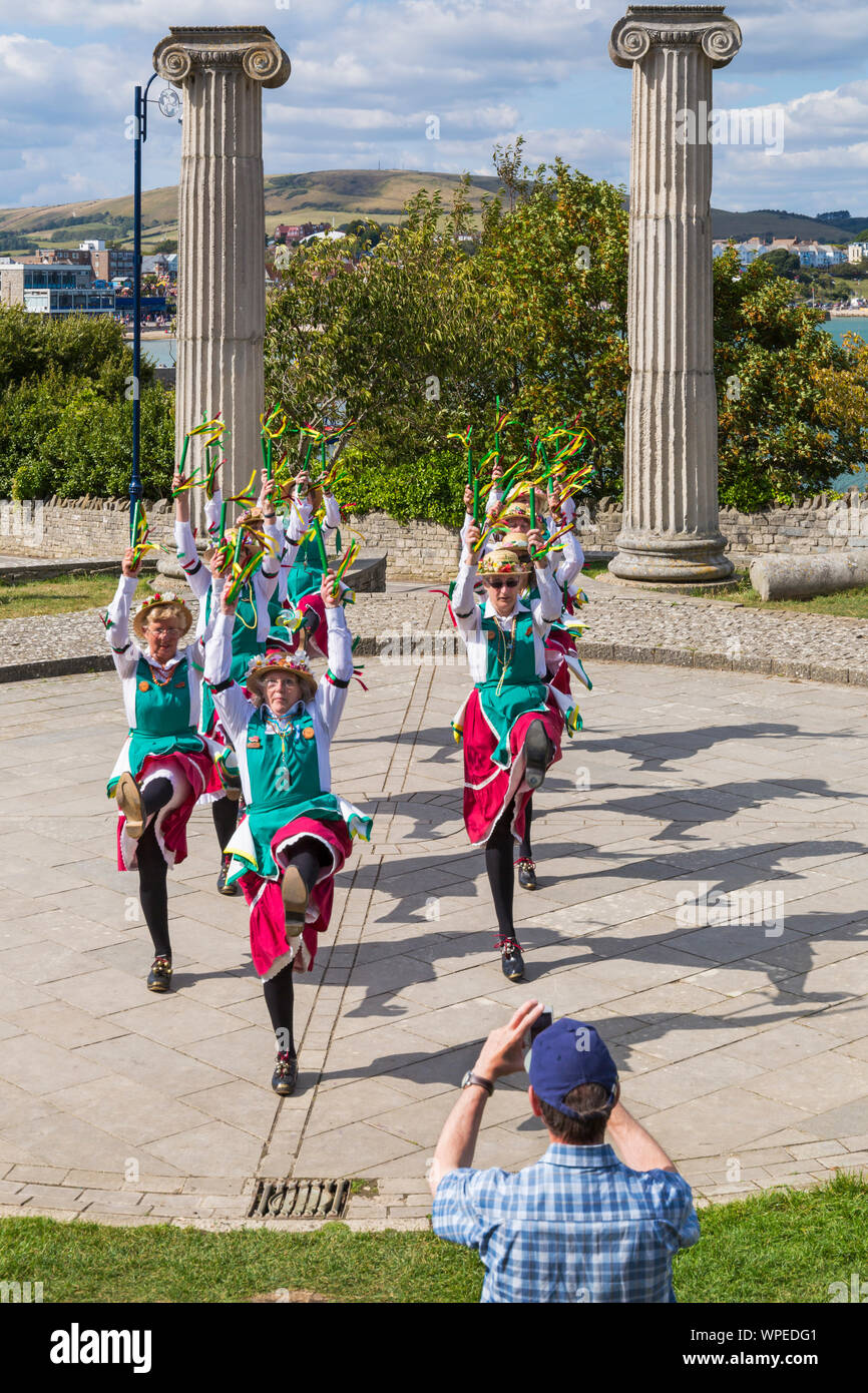 Weibliche Morris Dancers von Taeppas Tump morris Seite, bei Swanage Folk Festival, Swanage, Dorset UK an einem warmen sonnigen Tag im September Stockfoto