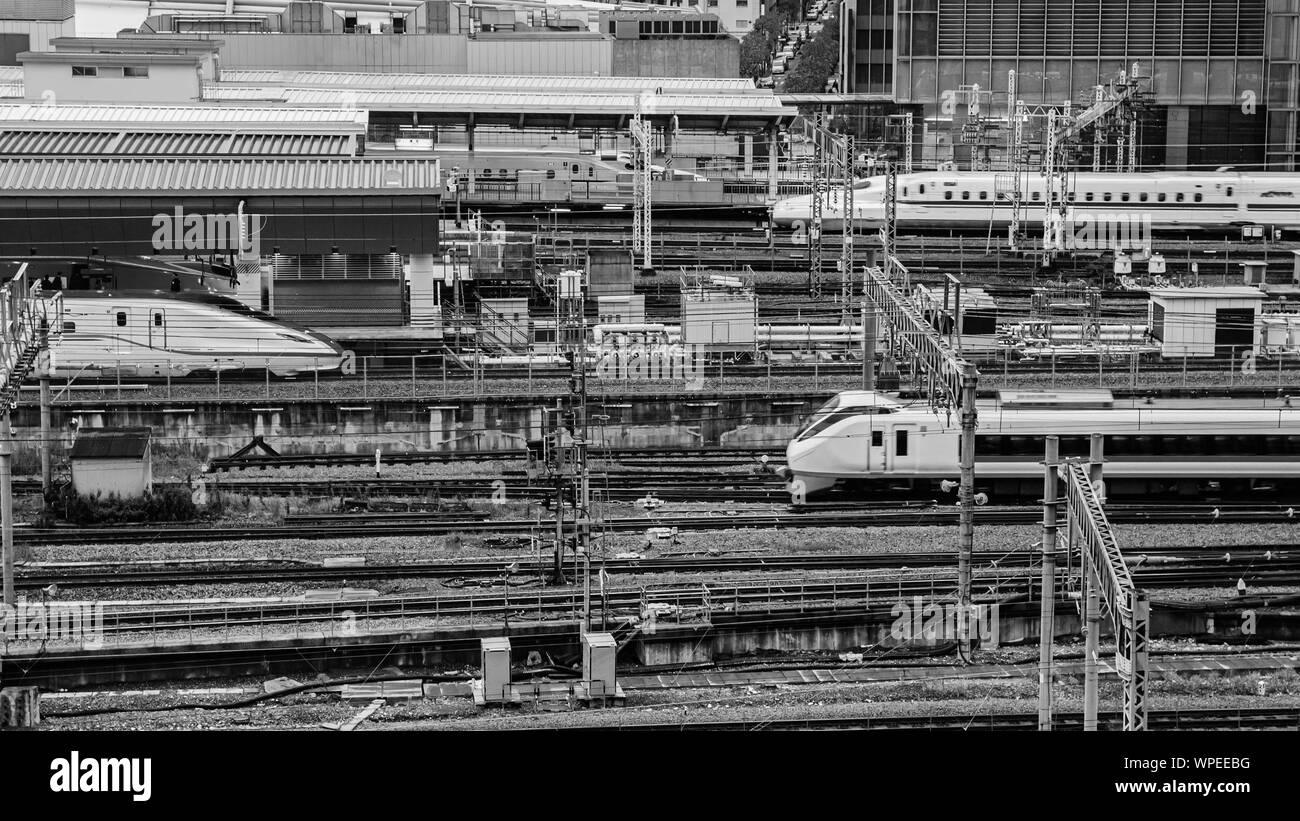 DEC 6, 2019 Tokyo, Japan - Tokio Bahnhof JR Bahnhof und Shinkansen Tracks von luftaufnahme. Zug Verkehr im Bahnhof von Tokio Plattform in Abend Stockfoto