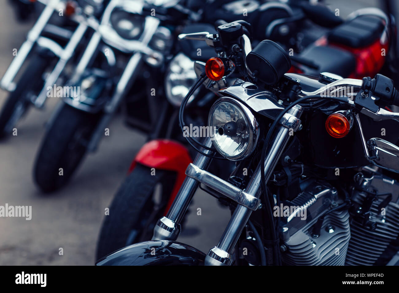 Zeilen von Motorrädern in der Motorrad Salon. Stockfoto