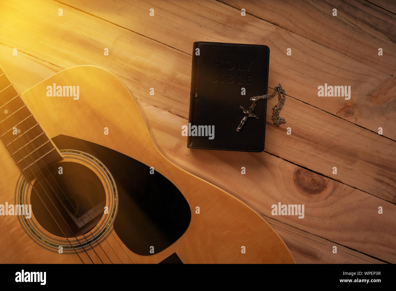 Christlicher mann Bibelstudium. Bibel, Bücher und Gitarre Gott anbeten. Freiheit. Anbetung Gottes, respektiert und liebt es, unser Gott. Religion Christentum. Stockfoto