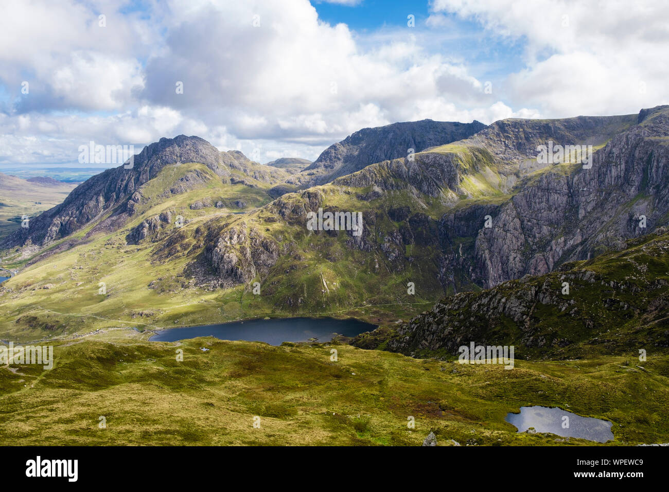 Blick von Y Garn zu Mt Tryfan und die Glyderau in schroffe Berge von Snowdonia National Park. Ogwen, Gwynedd, Wales, Großbritannien, Großbritannien Stockfoto