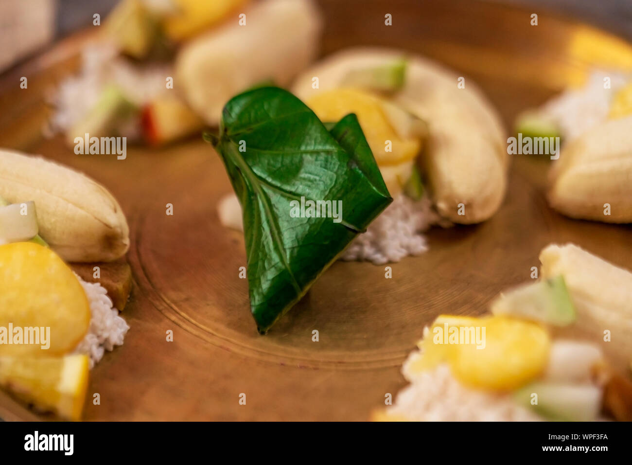 Durga Puja bhog oder prasada oder Prasad traditionelles Thali preapred für Indische Göttin Durga. Selektive konzentriert Hintergrundbild mit Platz für Text. Stockfoto