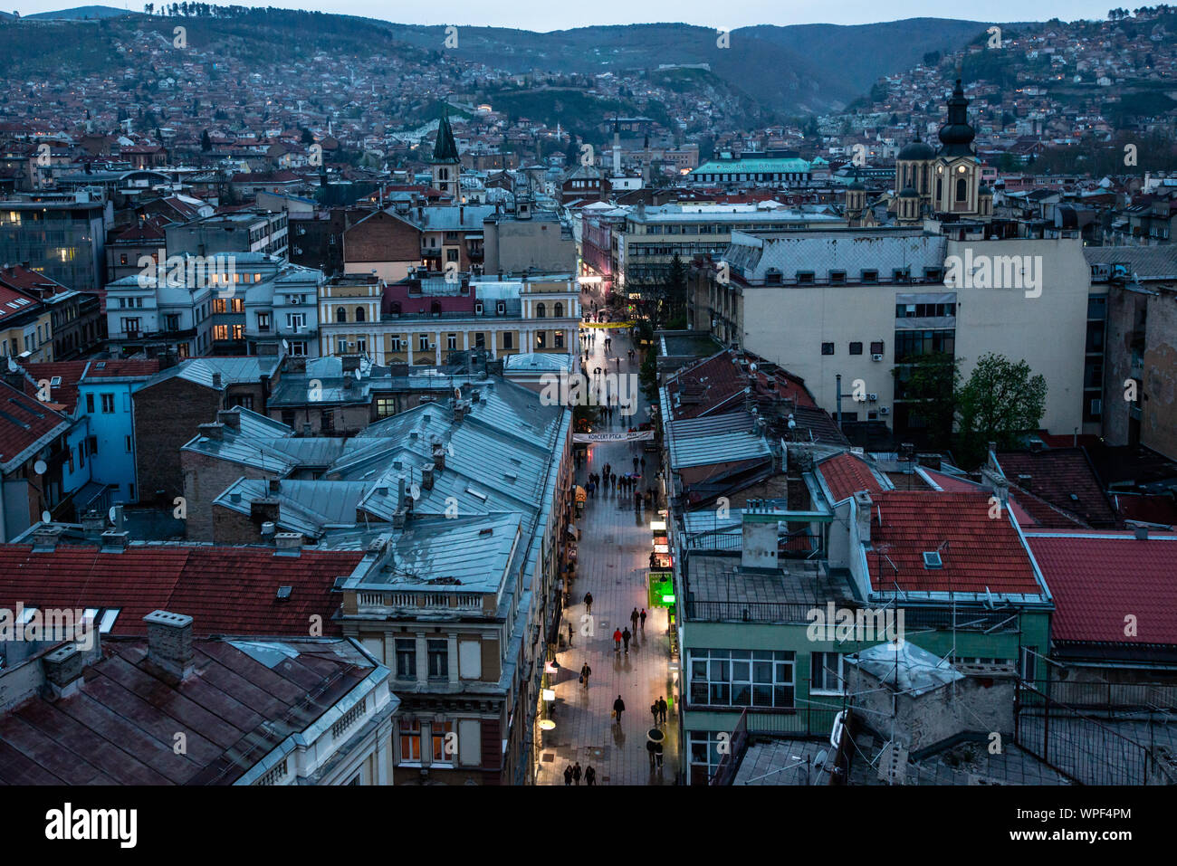 Sarajevo bei Nacht von oben Stockfoto