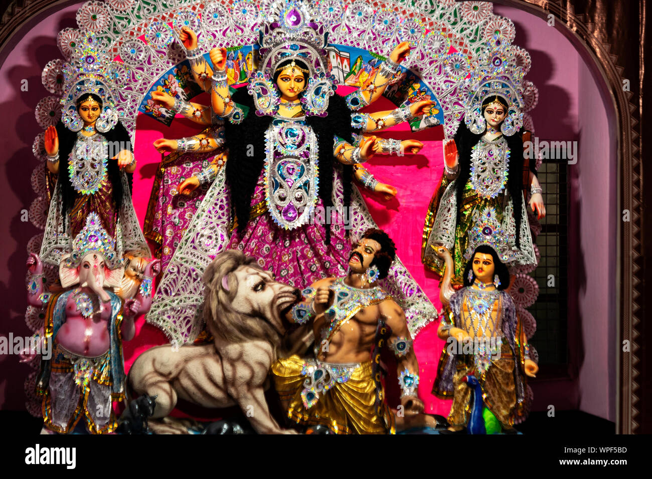 Durga Puja Hintergrundbild. Skulptur von Maa durga oder Maha Kali oder Adi parashakti oder bhabani an einem barowari home based pooja Anlass im Westen b Stockfoto
