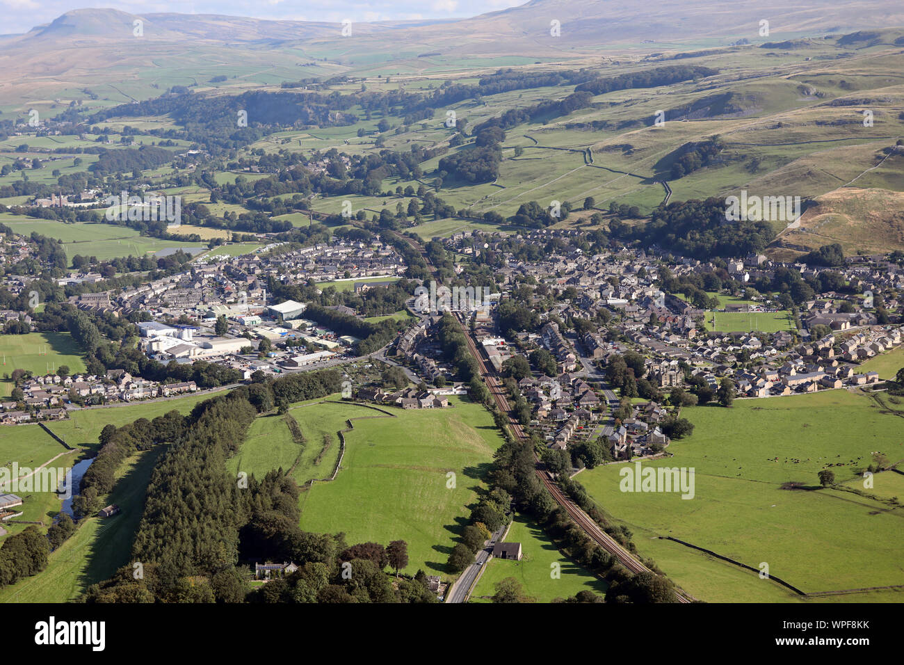 Luftaufnahme der Yorkshire Dales Dorf niederlassen, N Yorkshire, Großbritannien Stockfoto